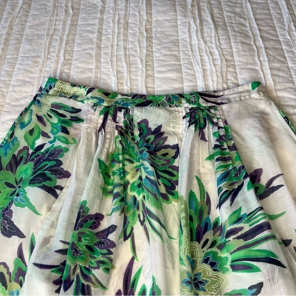 2/$30 Tahari silk blend pleated floral A line knee length skirt. - Picture 4 of 16